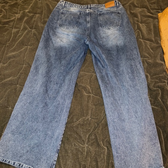Missguided Distressed Denim - Picture 2 of 3